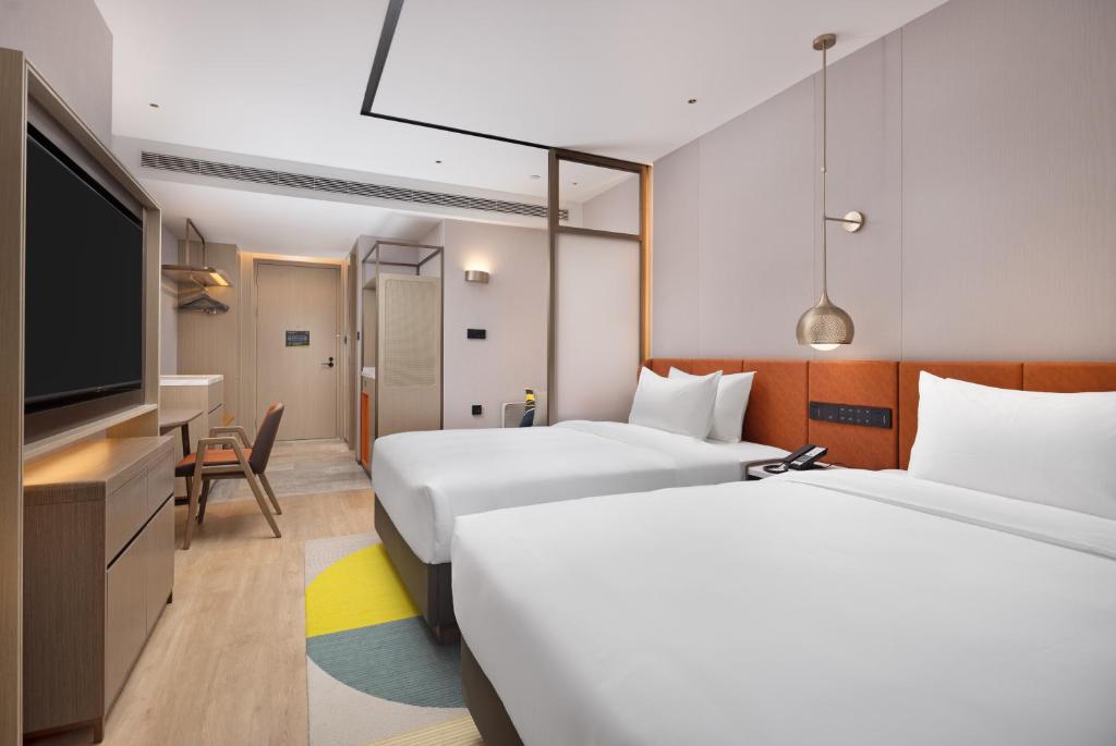 Postel nebo postele na pokoji v ubytování Home2 Suite by Hilton East Handan Station
