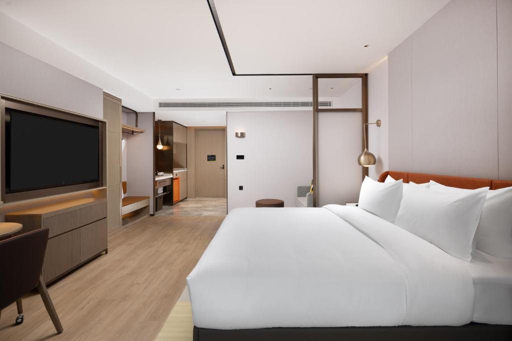 Postel nebo postele na pokoji v ubytování Home2 Suite by Hilton East Handan Station