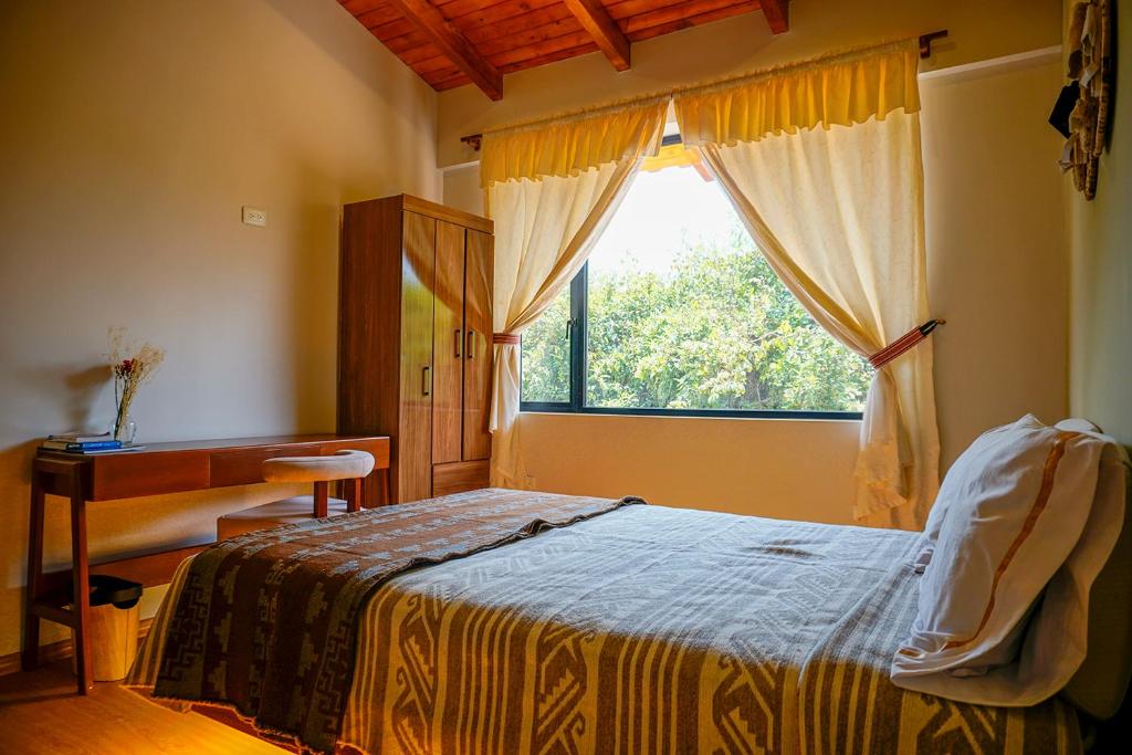 Postel nebo postele na pokoji v ubytování Laguna de Cuicocha Guest House