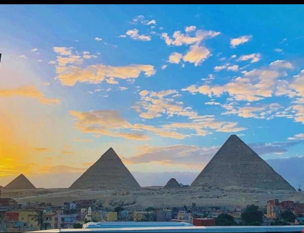une peinture des pyramides de Gizeh au coucher du soleil dans l'établissement City pyramids inn, au Caire