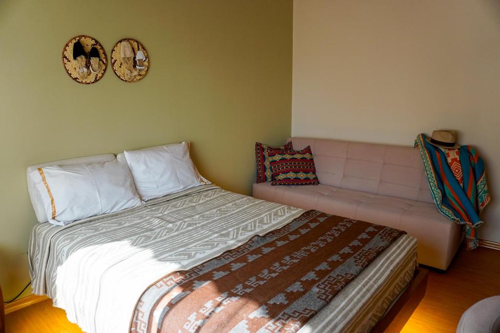 Postel nebo postele na pokoji v ubytování Laguna de Cuicocha Guest House