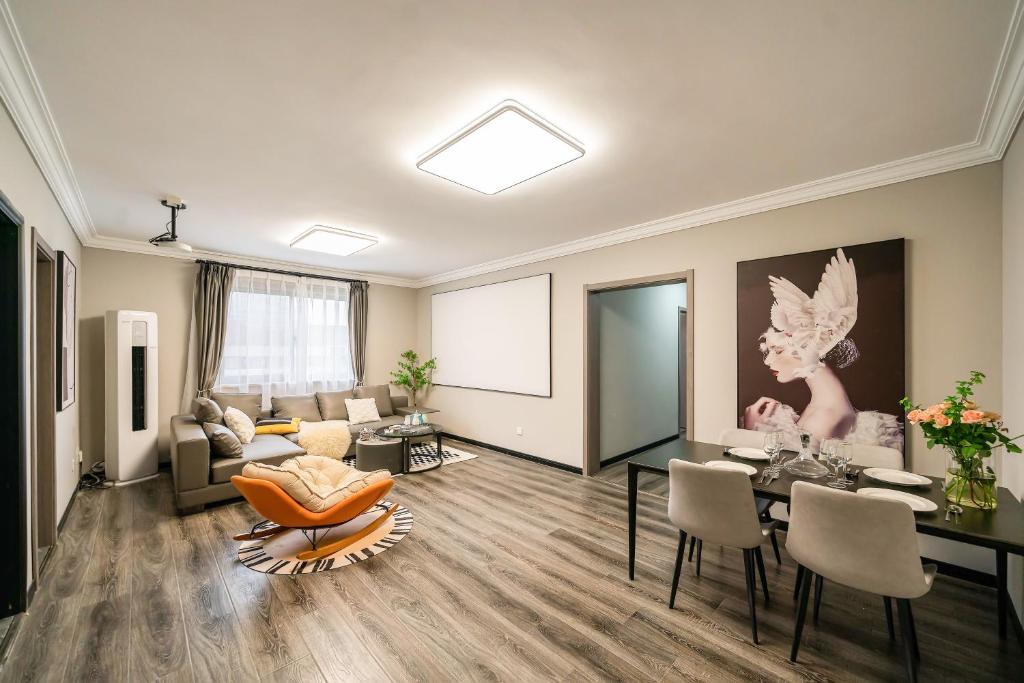 a living room with a couch and a table at 上海柠檬汁民宿 Shanghai lemon juic B&B-Shanghai Lemon Deluxe Room 外滩南京西路步行街 in Shanghai