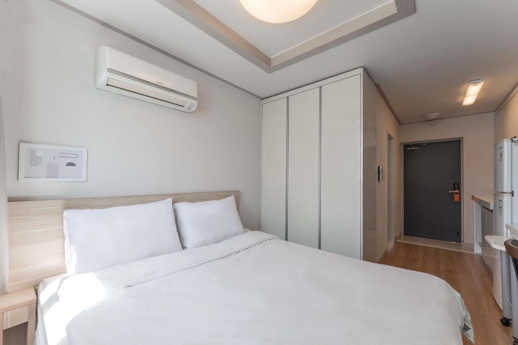 Postel nebo postele na pokoji v ubytování Staywell Hotel