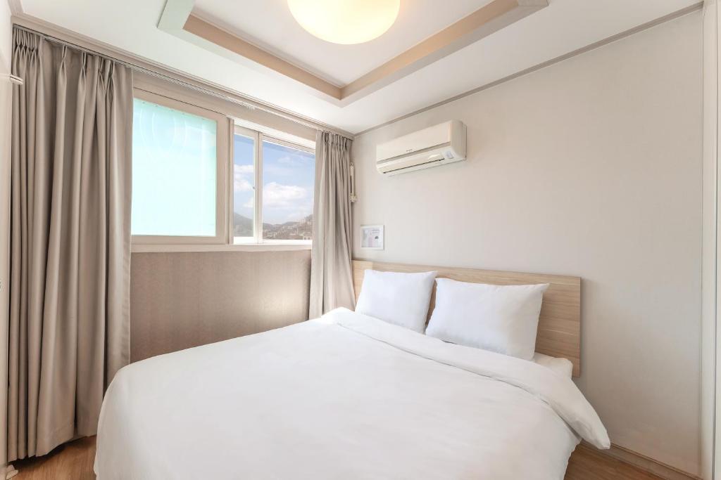 Postel nebo postele na pokoji v ubytování Staywell Hotel