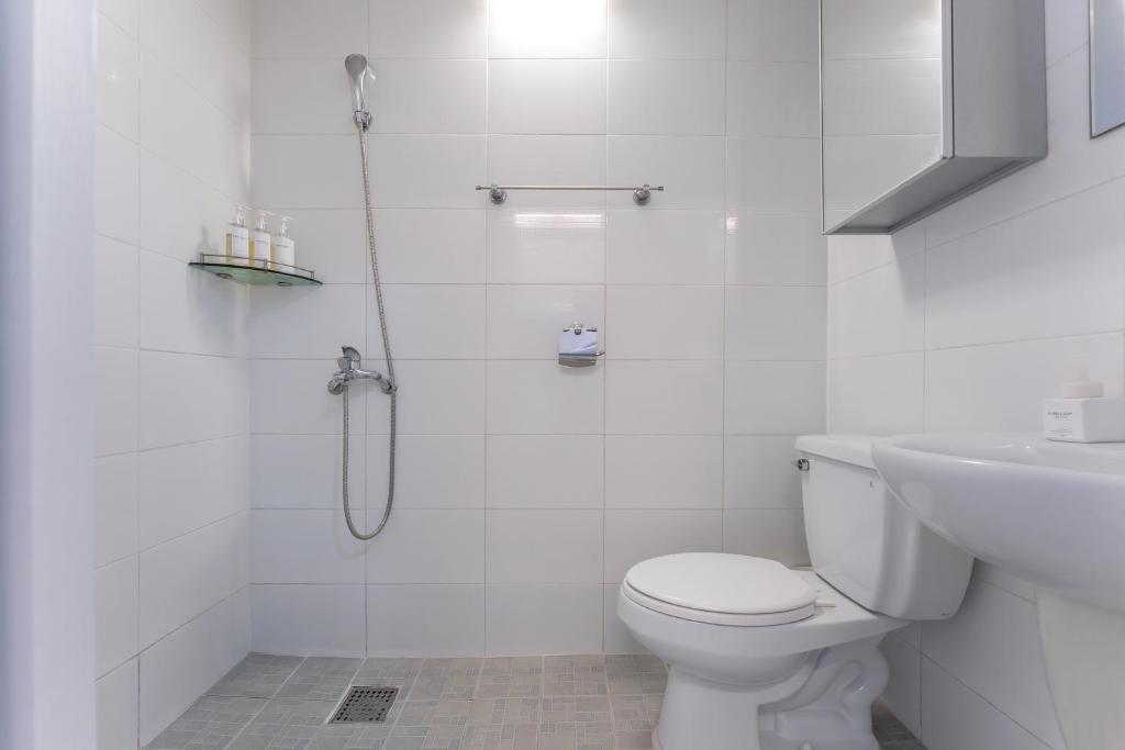 Koupelna v ubytování Staywell Hotel