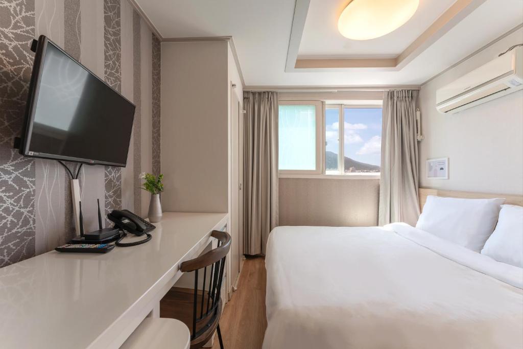 Postel nebo postele na pokoji v ubytování Staywell Hotel