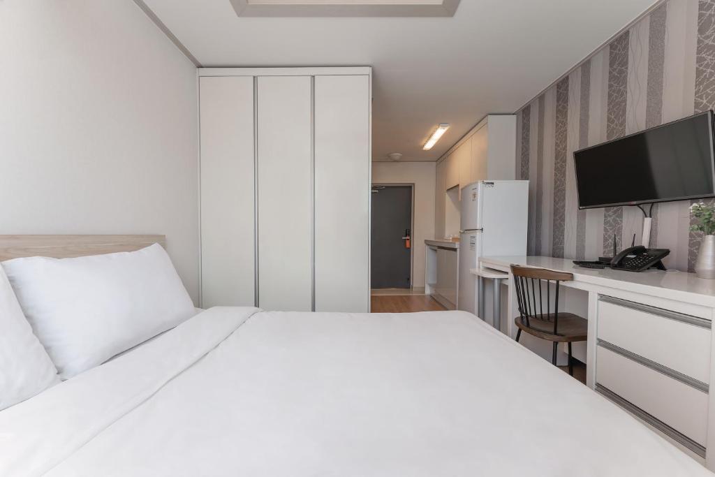 Postel nebo postele na pokoji v ubytování Staywell Hotel