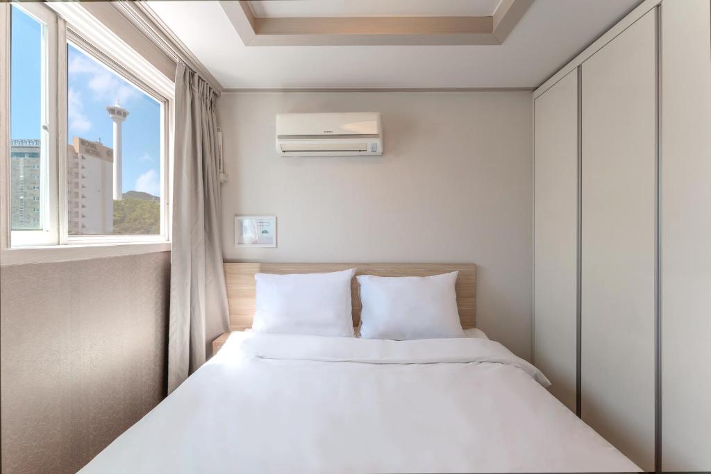 Postel nebo postele na pokoji v ubytování Staywell Hotel