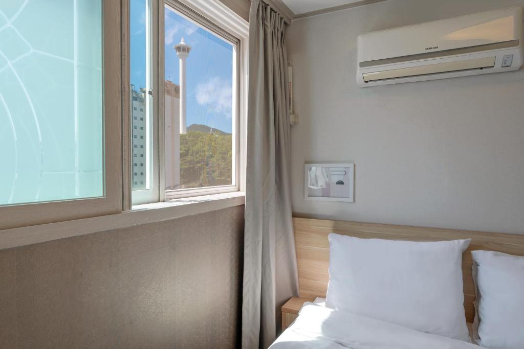 Postel nebo postele na pokoji v ubytování Staywell Hotel