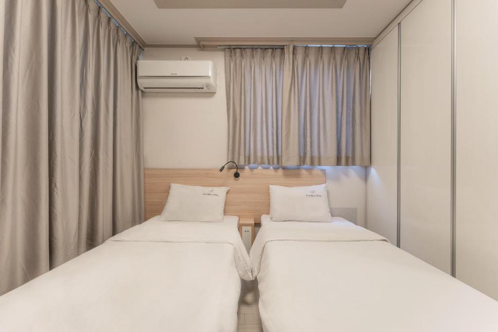 Postel nebo postele na pokoji v ubytování Staywell Hotel