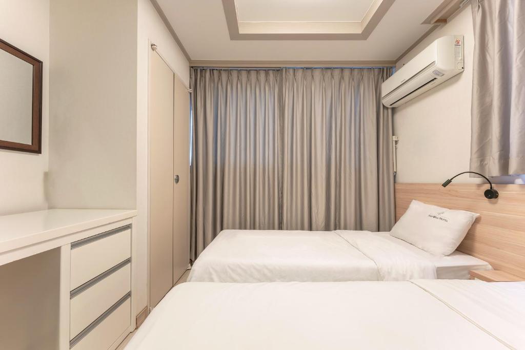 Postel nebo postele na pokoji v ubytování Staywell Hotel