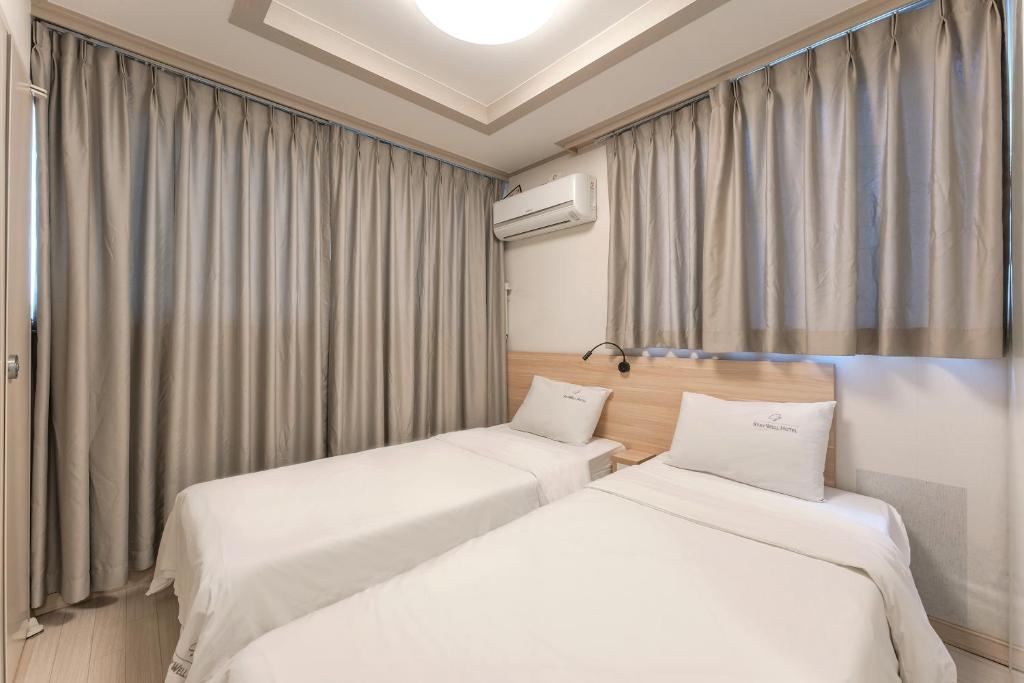 Postel nebo postele na pokoji v ubytování Staywell Hotel