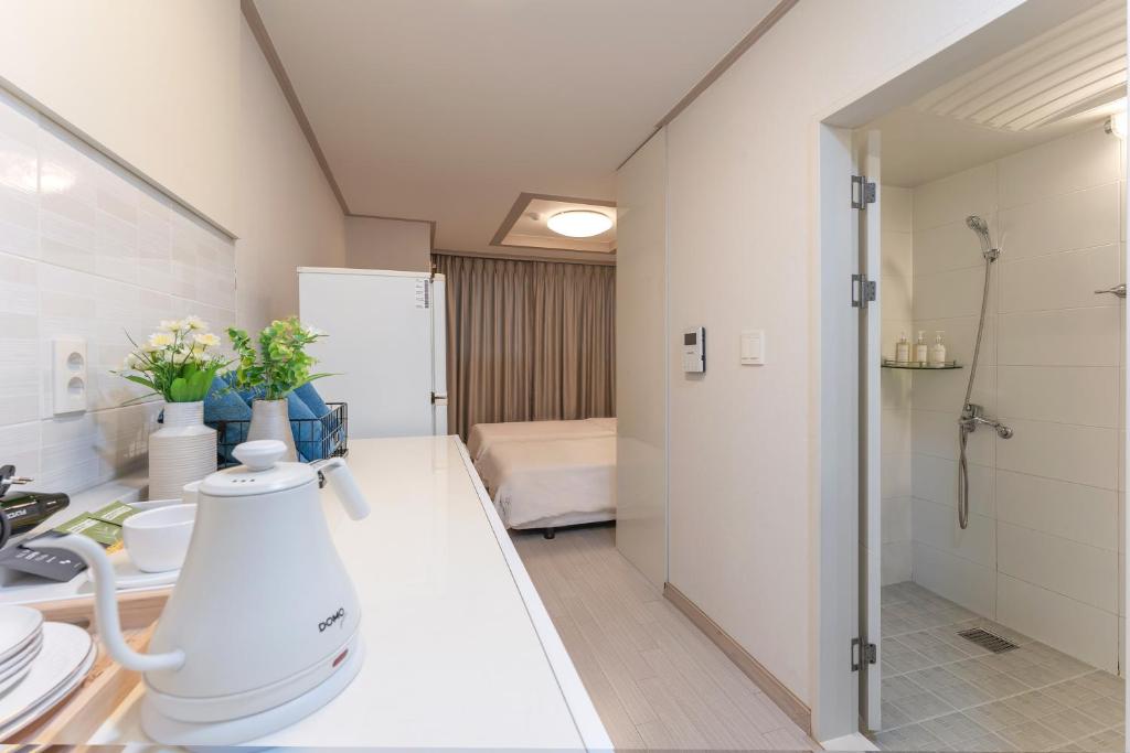 Koupelna v ubytování Staywell Hotel