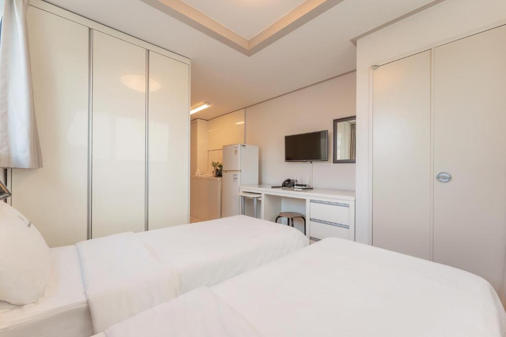 Postel nebo postele na pokoji v ubytování Staywell Hotel
