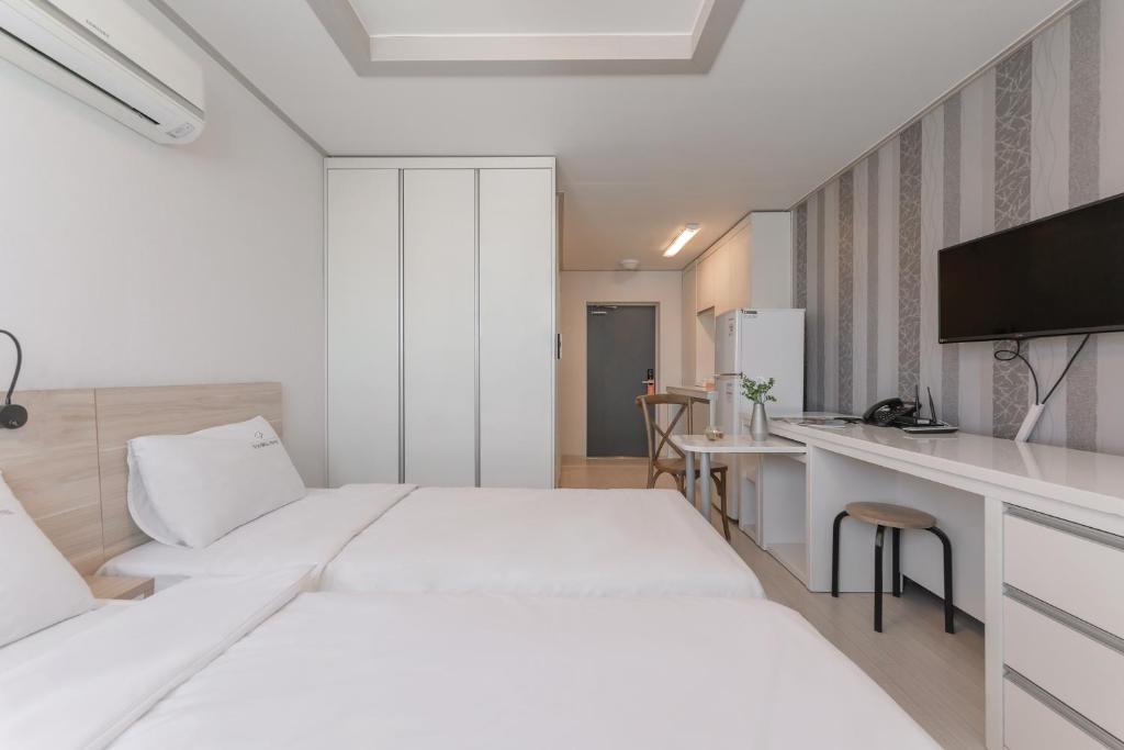 Postel nebo postele na pokoji v ubytování Staywell Hotel