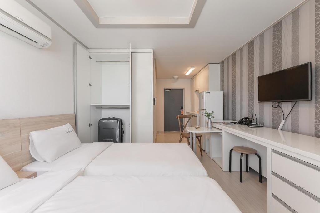 Postel nebo postele na pokoji v ubytování Staywell Hotel