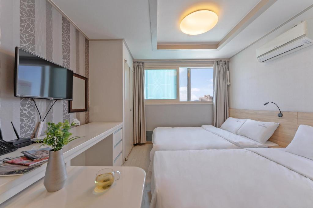 Postel nebo postele na pokoji v ubytování Staywell Hotel