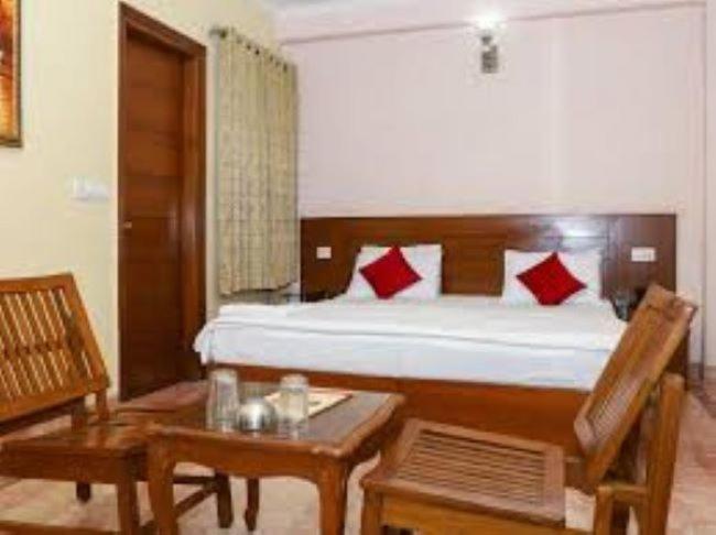 Postel nebo postele na pokoji v ubytování Indira International Inn