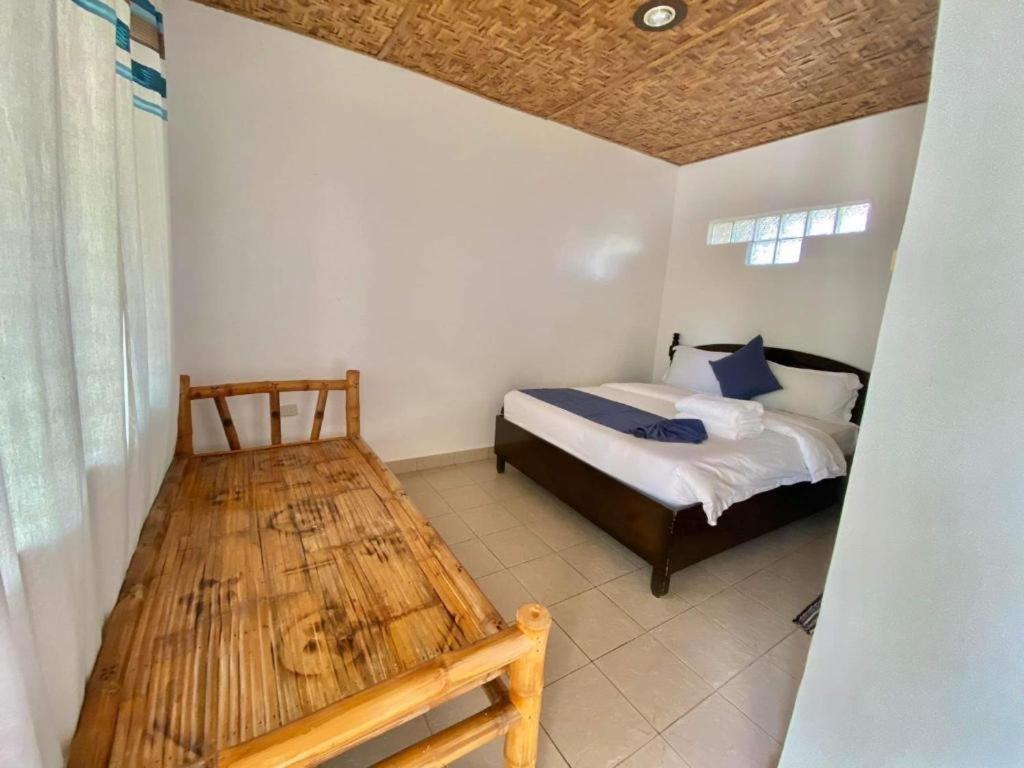 Postel nebo postele na pokoji v ubytování Azure Camotes Resort Hotel