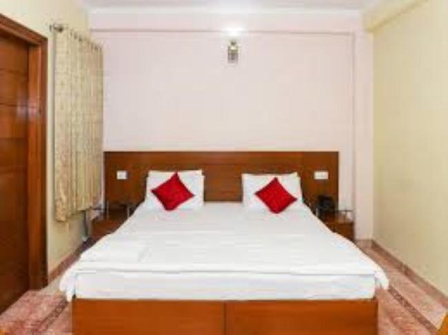 Postel nebo postele na pokoji v ubytování Indira International Inn