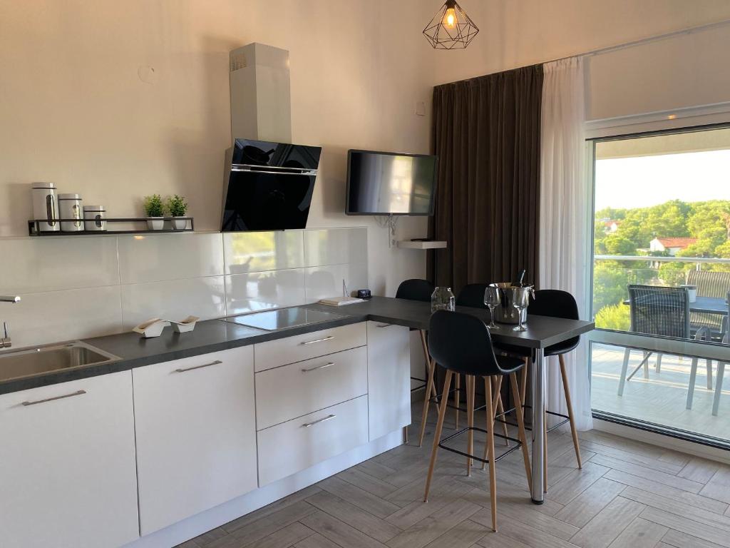 Kuchyň nebo kuchyňský kout v ubytování Ada Vis Apartments