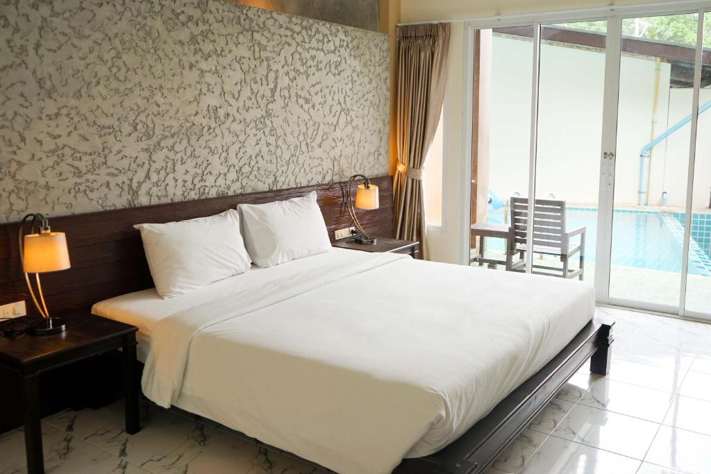 Postel nebo postele na pokoji v ubytování Khaolak Suthawan Resort - SHA Plus