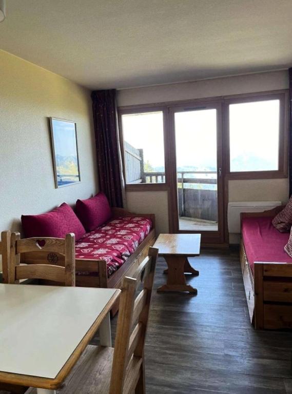 un salon avec un canapé et une table dans l'établissement Résidence Quartier Falaise - maeva Home - Appartement 2 pièces 5 personnes - Sélection MAE-1801, à Avoriaz