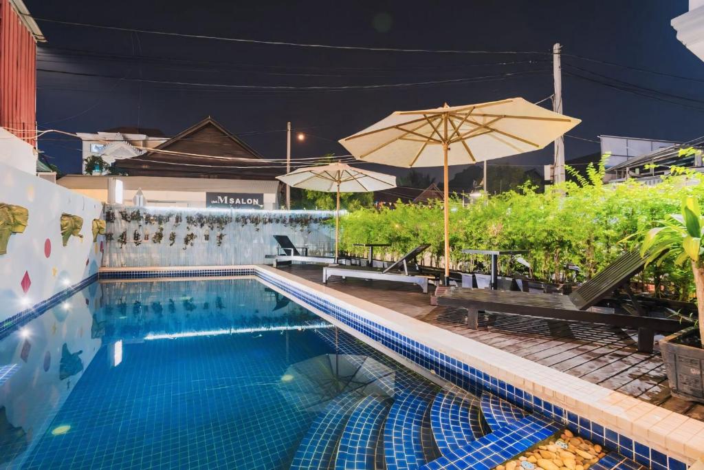 Bazén v ubytování VPlus Hotel nebo v jeho okolí