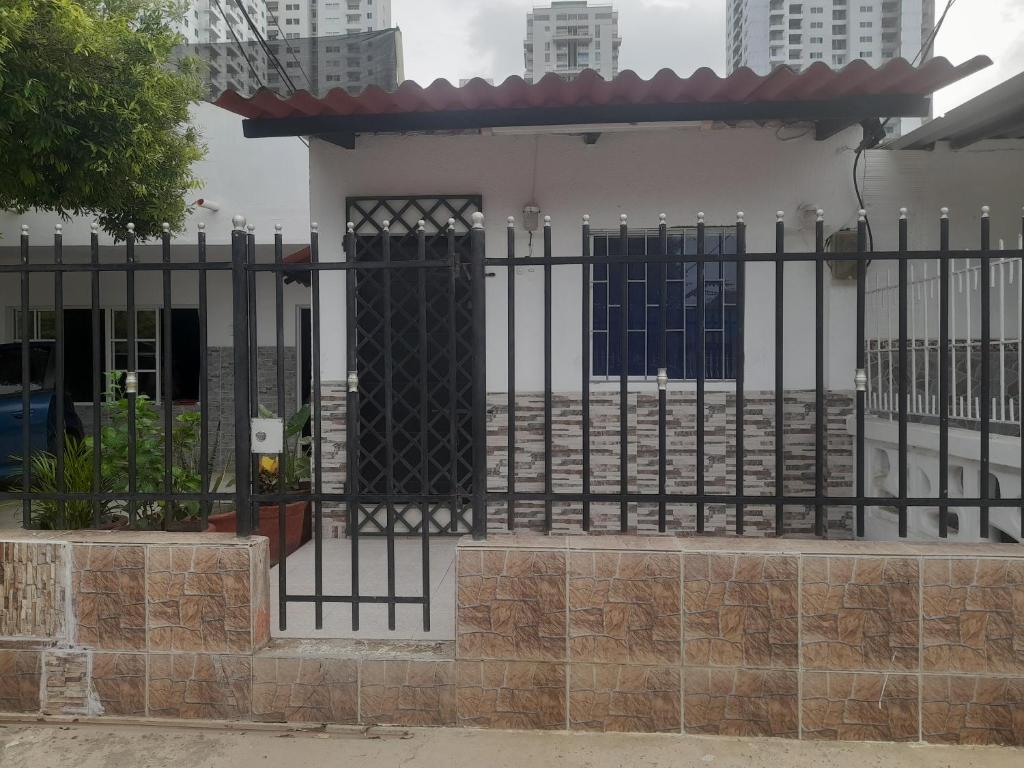 une clôture noire devant un bâtiment blanc dans l'établissement Apartamento Cartagena Torices 50, à Carthagène des Indes
