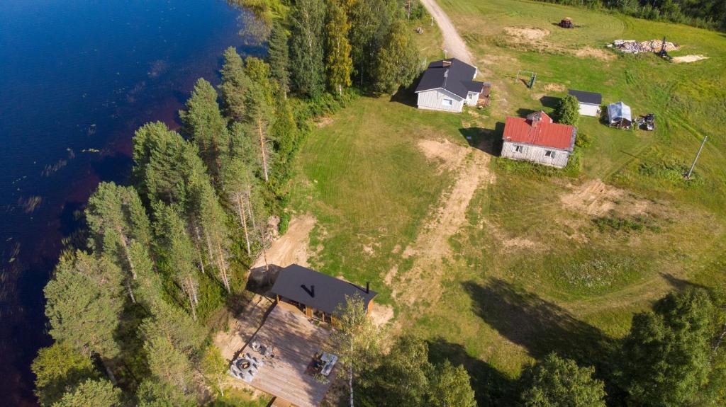 Lakeside holiday home - Three-Bedroom Chalet