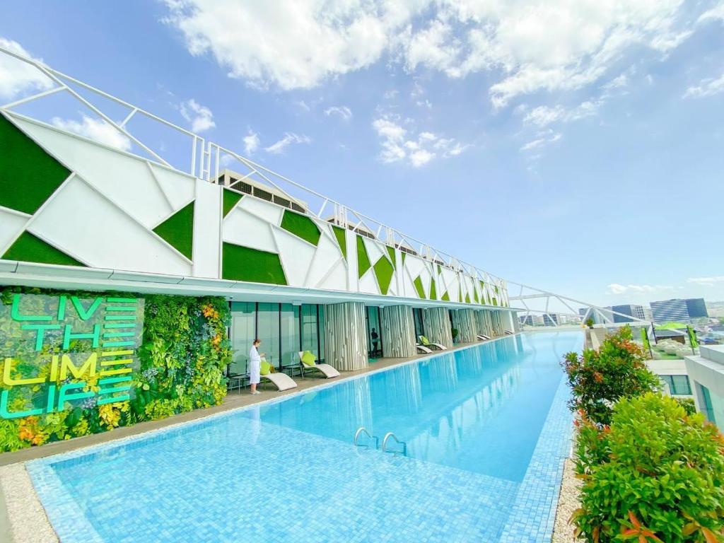 Bazén v ubytování Lime Resort Manila nebo v jeho okolí