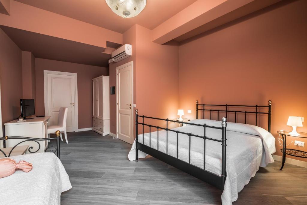 Łóżko lub łóżka w pokoju w obiekcie Residenza Cavour