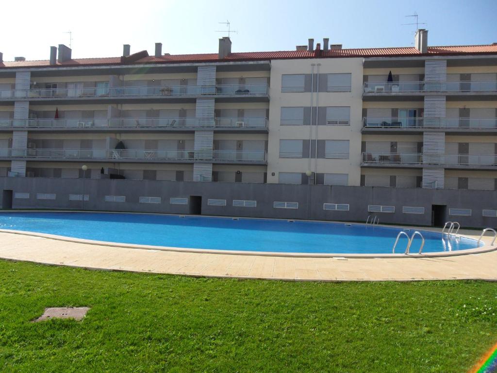 ein leerer Pool vor einem Gebäude in der Unterkunft Alojamentos Campo & Mar-T2 com Piscina in São Martinho do Porto