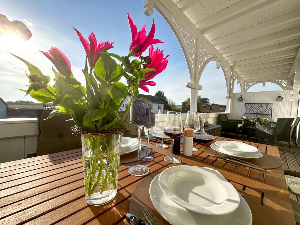 蒂索Haus Concordia 2 Freiraum的一张木桌，上面放着一瓶鲜花