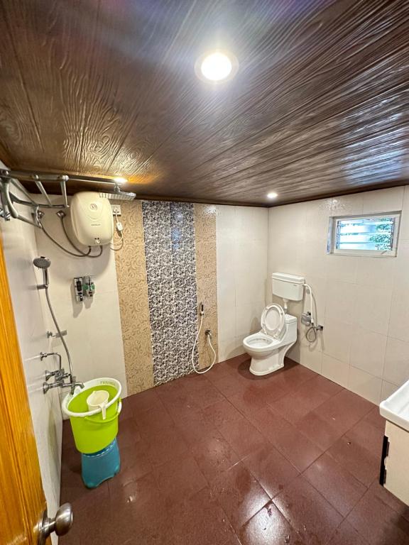 チクマガルールにあるMountain valley Resortのトイレと洗面台付きのバスルーム