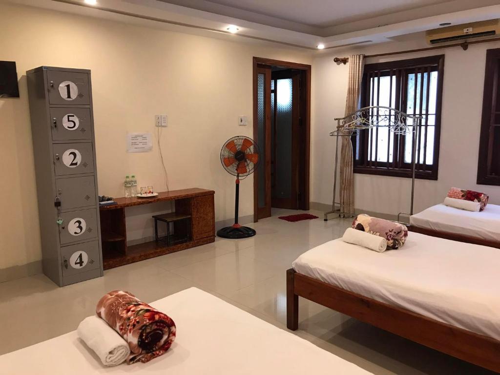 Postel nebo postele na pokoji v ubytování Hoi An Heart hostel Villa - Bespoke