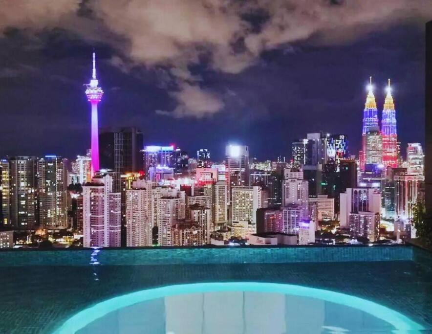 Bazén v ubytování Studio with Amazing KLCC View & Infinity Pool at Lalaport Bukit Bintang nebo v jeho okolí