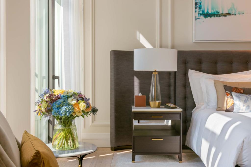 Postel nebo postele na pokoji v ubytování Corinthia Grand Hotel Astoria Brussels