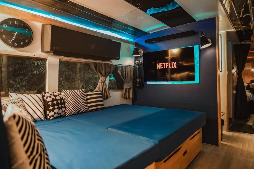 Postel nebo postele na pokoji v ubytování Baan Bus Soi 3 Krabi