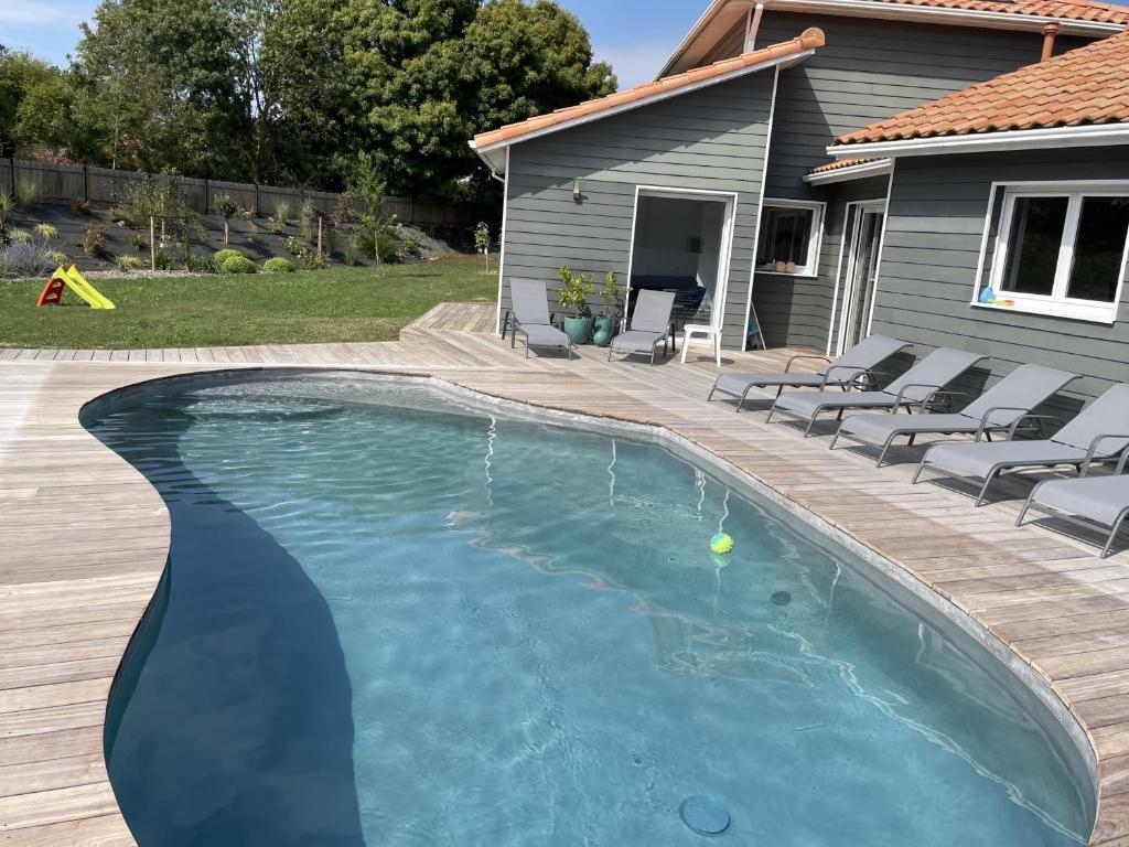 une piscine devant une maison dans l'établissement Maison avec piscine pour 8 adultes - 2 enfants, à Pornic