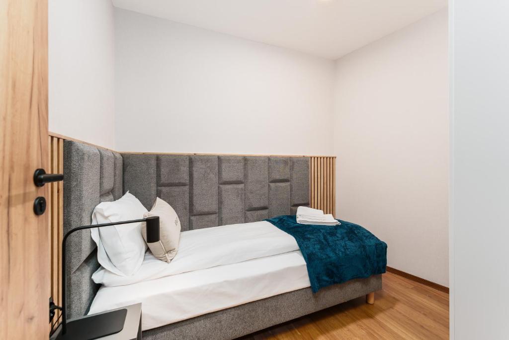 Postel nebo postele na pokoji v ubytování Akces APARTAMENTY KASPROWICZA 20C- BASEN, SAUNY, JACUZZI, SIŁOWNIA W CENIE - SCHWIMMBAD, SAUNEN, JACUZZI, FITNESSSTUDIO IM PREIS