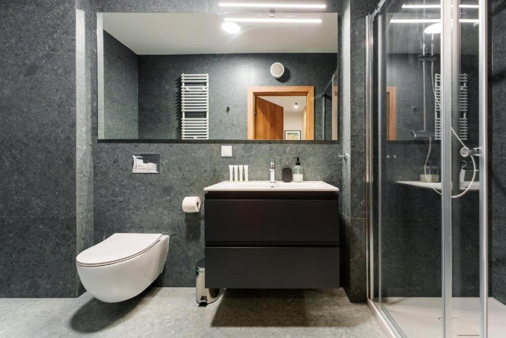 Koupelna v ubytování Akces APARTAMENTY KASPROWICZA 20C- BASEN, SAUNY, JACUZZI, SIŁOWNIA W CENIE - SCHWIMMBAD, SAUNEN, JACUZZI, FITNESSSTUDIO IM PREIS