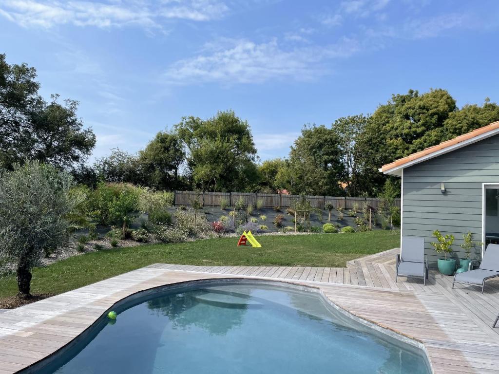 ein Swimmingpool im Hinterhof eines Hauses in der Unterkunft Maison avec piscine pour 8 adultes - 2 enfants in Saint-Père-en-Retz