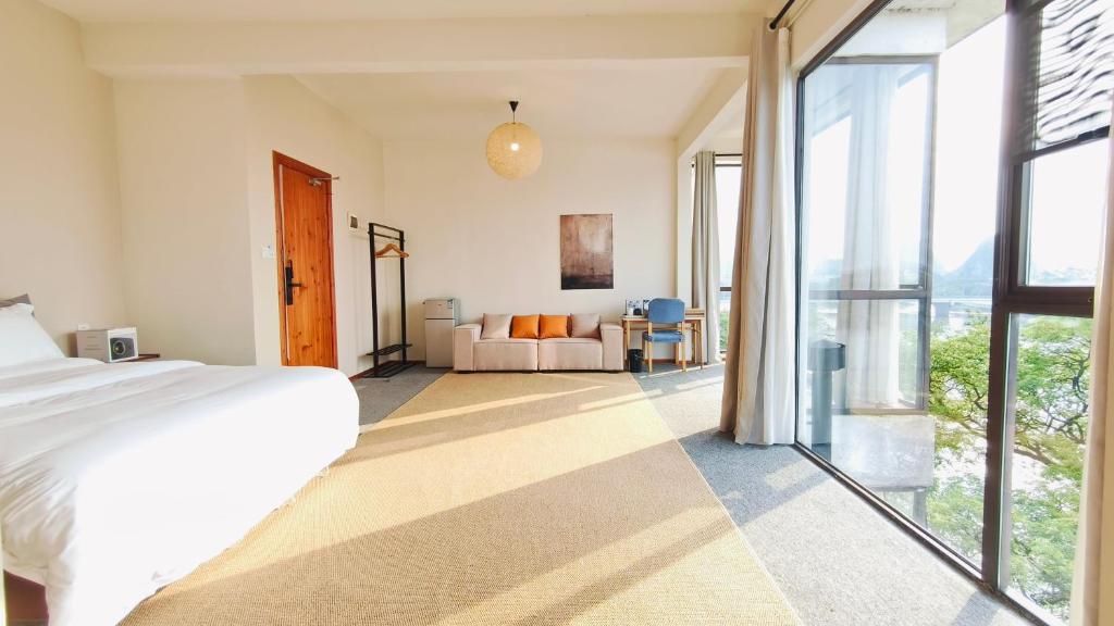 Postel nebo postele na pokoji v ubytování Cozy Li Riverside Inn