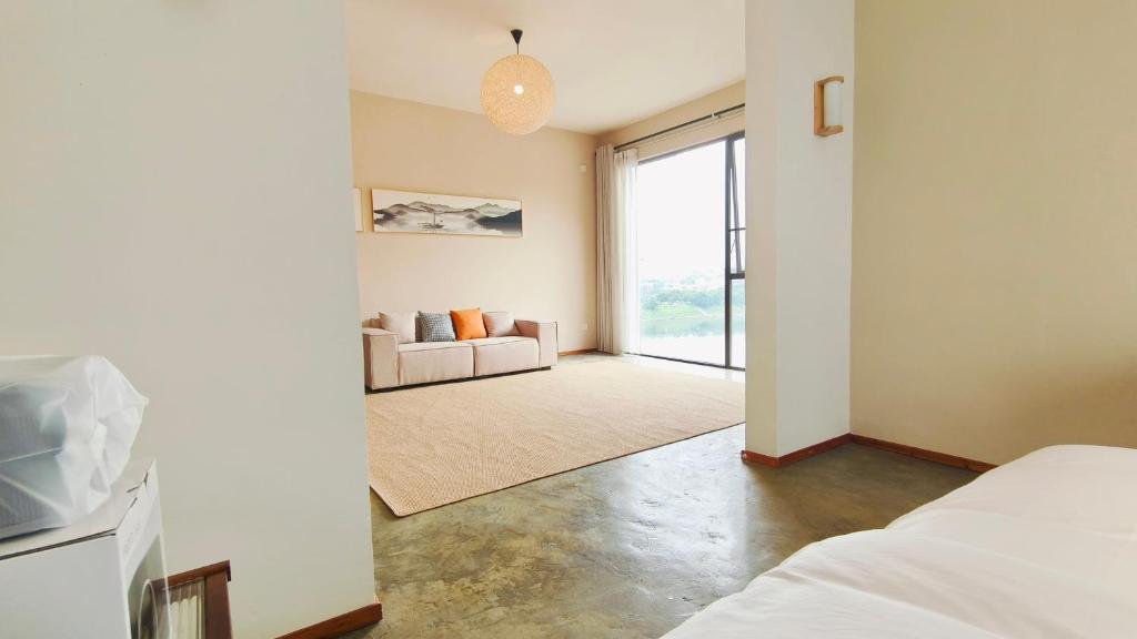 Postel nebo postele na pokoji v ubytování Cozy Li Riverside Inn