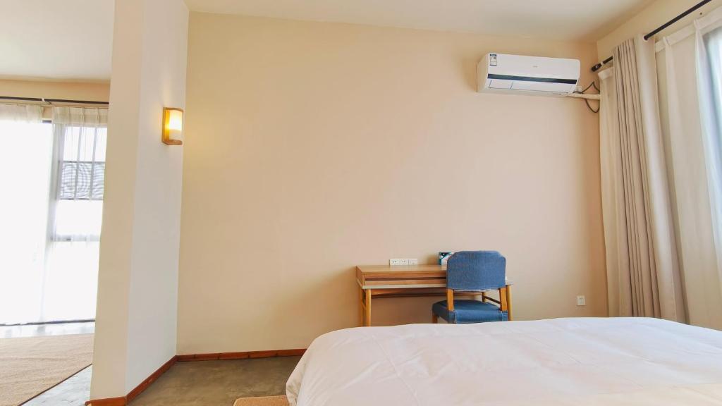 Postel nebo postele na pokoji v ubytování Cozy Li Riverside Inn