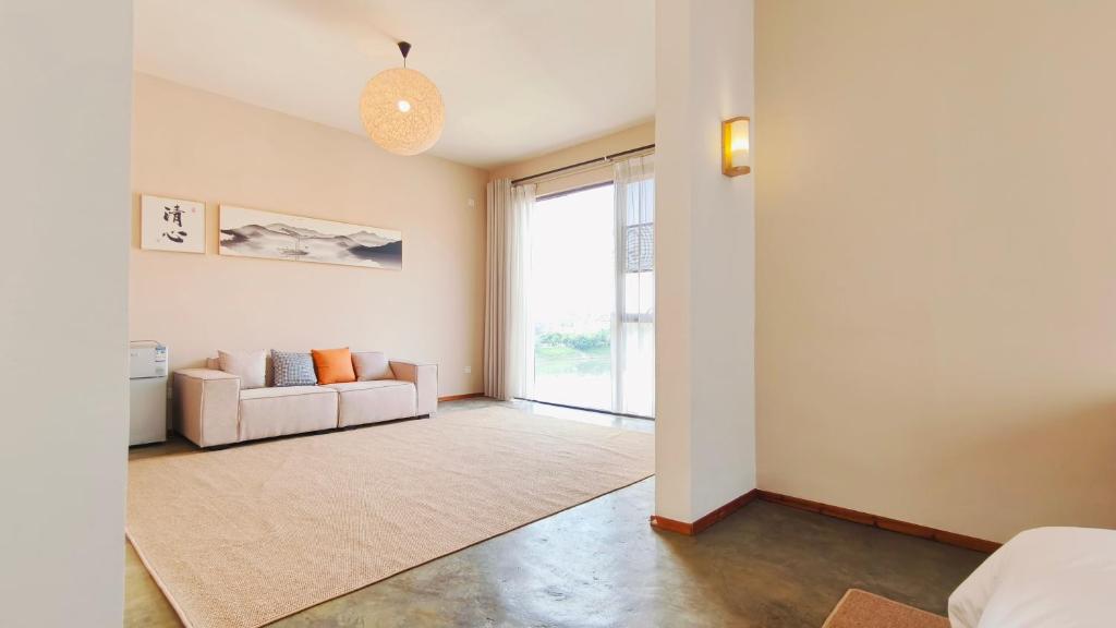 Postel nebo postele na pokoji v ubytování Cozy Li Riverside Inn