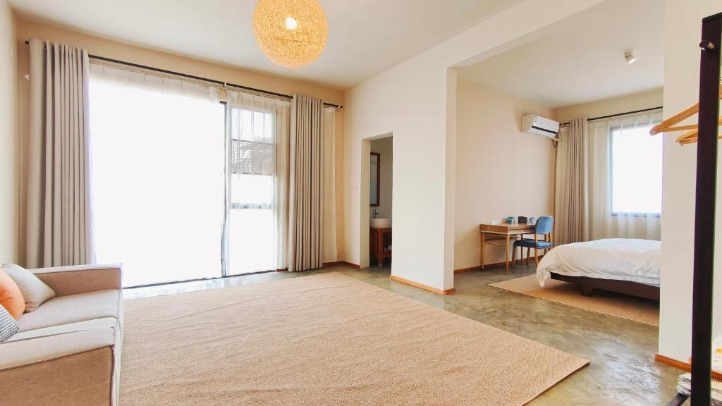 Postel nebo postele na pokoji v ubytování Cozy Li Riverside Inn