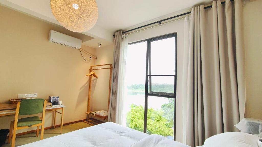 Postel nebo postele na pokoji v ubytování Cozy Li Riverside Inn