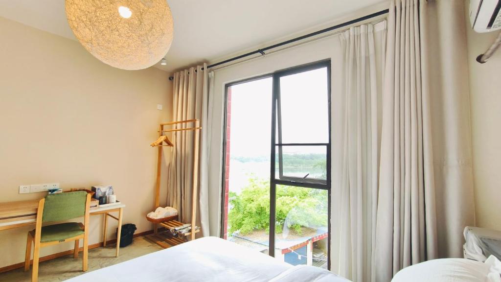 Postel nebo postele na pokoji v ubytování Cozy Li Riverside Inn